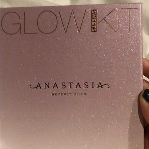 Anastasia Beverly Hill Glowkit “Sweet”